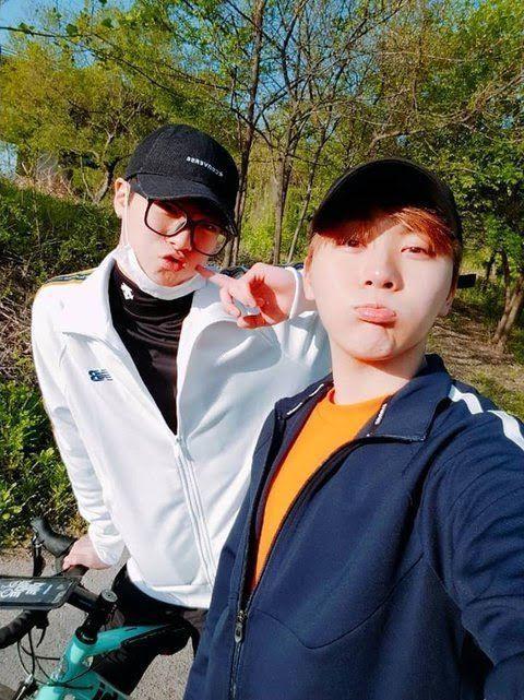 Moonbin ASTRO dan Seungkwan Seventeen (koreaboo.com)