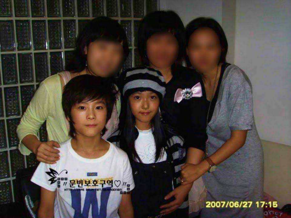 foto masa kecil Moonbin dan SinB (koreaboo.com)
