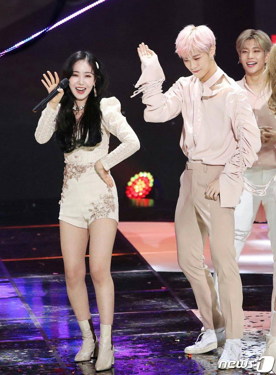 Moonbin ASTRO dan SinB Viviz (koreaboo.com)