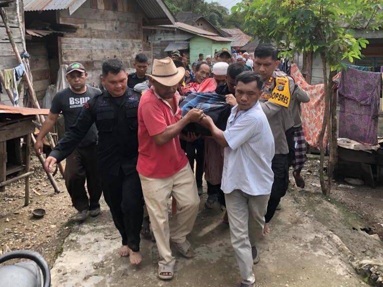 Proses evakuasi jenazah korban mobil terseret arus di Sungai Sipange, Desa Sigolang, Kecamatan Aek Bilah, Kabupaten Tapanuli Selatan, Sumatra Utara, Rabu (20/4/2023). (Humas Polres Tapsel)