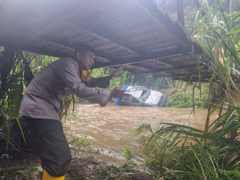 Kondisi mobil setelah terseret arus sungai, Kamis (20/4/2023). (Dok Humas Polres Tapsel)