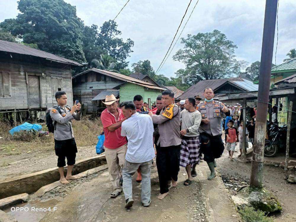 Proses evakuasi jenazah korban mobil terseret arus di Sungai Sipange, Desa Sigolang, Kecamatan Aek Bilah, Kabupaten Tapanuli Selatan, Sumatra Utara, Rabu (20/4/2023). (Humas Polres Tapsel)