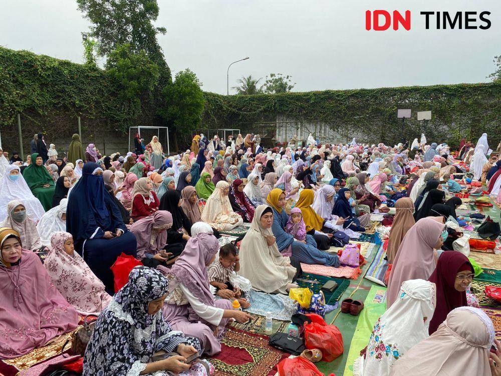 Warga Muhammadiyah PCM Rawalumbu menghadiri Salat Idul Fitri 1444 Hijriah di Lapangan Trisakti Management School, Bekasi, Jumat (21/4/2023). (IDN Times/Vadhia Lidyana)