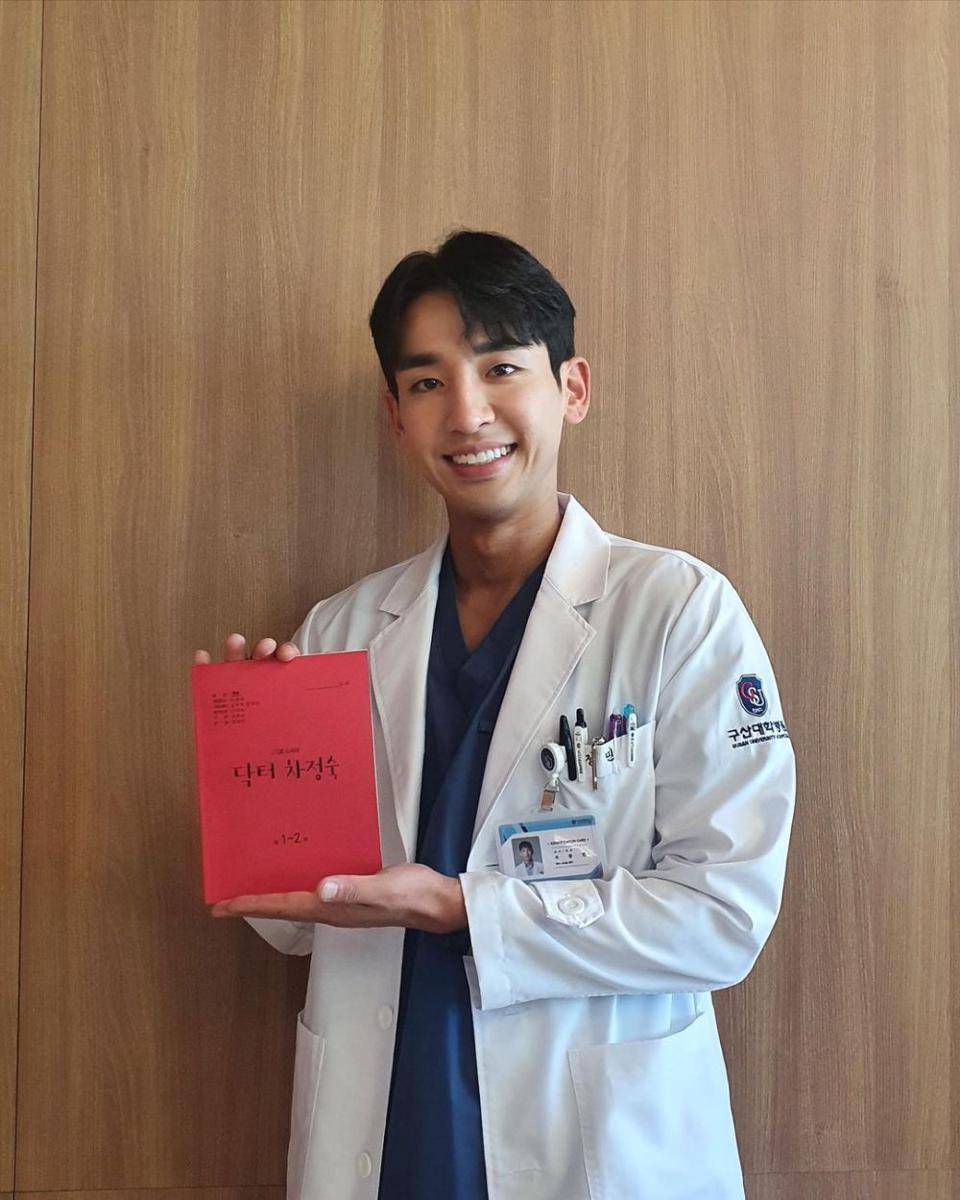 Song Ji Ho (instagram.com/ziffffo)