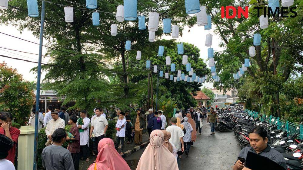 Jemaah Muhammadiyah memenuhi area masjid Al-Munawwarah di Tangsel (IDN Times/Fadhliansyah)