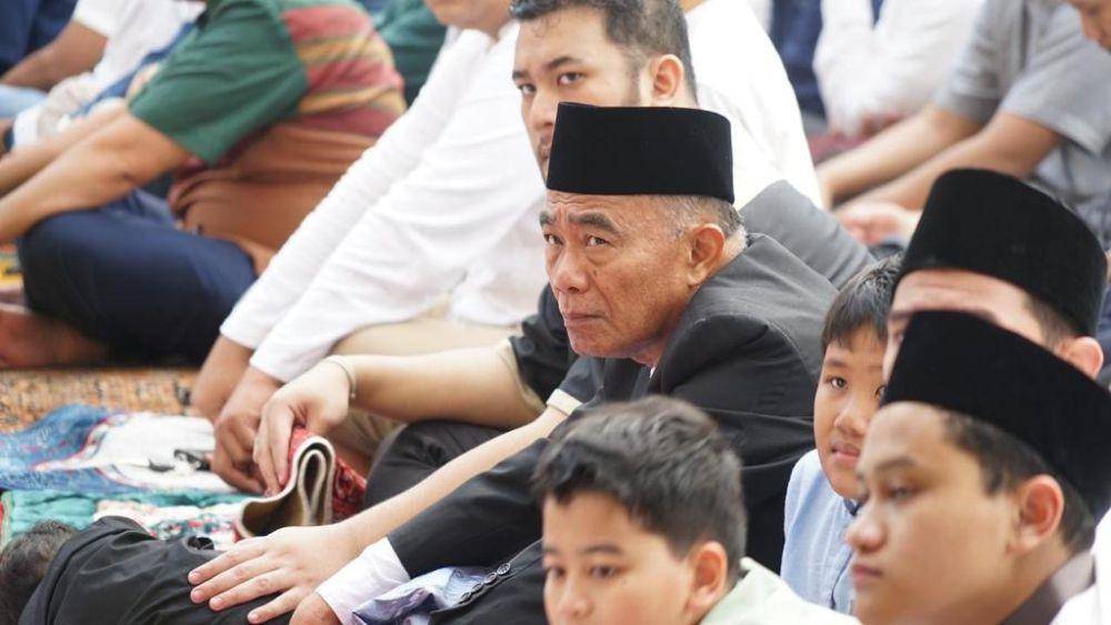 Menko PMK), Muhadjir Effendy, melaksanakan ibadah Shalat Ied bersama para jamaah Muhammadiyah di Halaman Parkir Gedung Pusat Dakwah, Pimpinan Pusat Muhammadiyah Jakarta, pada Jum’at (21/4/2023)./dok Humas
