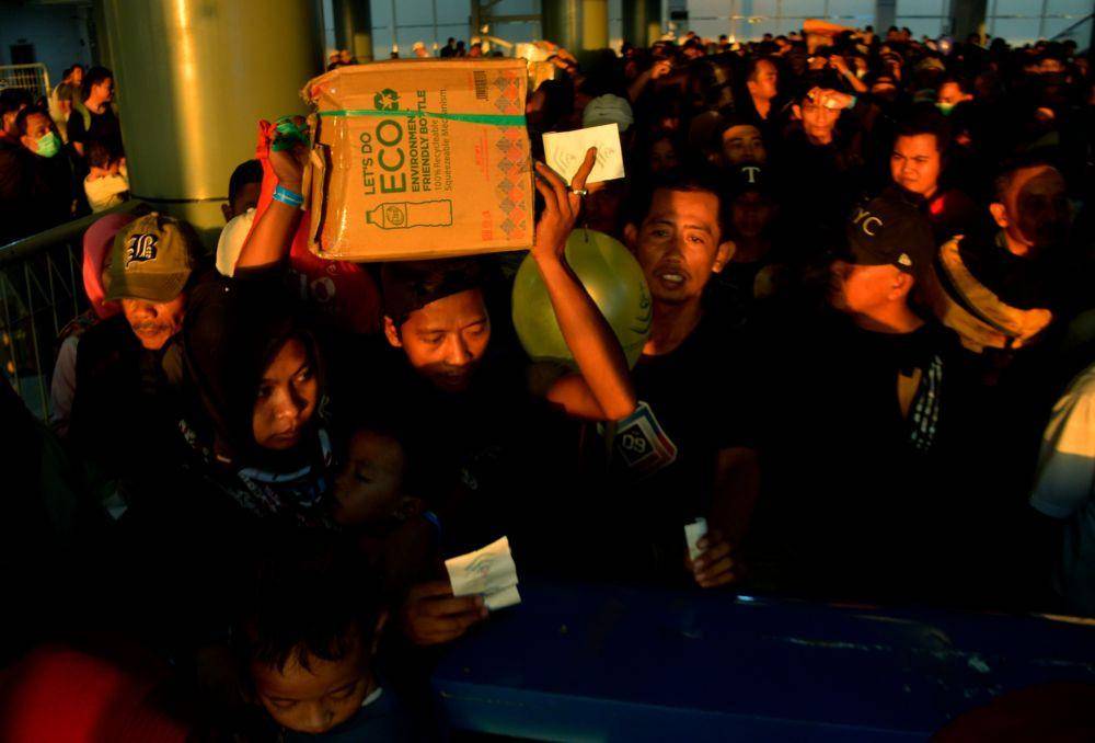 Calon penumpang mengangkat barangnya saat akan menaiki kapal di Pelabuhan Sukarno Hatta, Makassar, Sulawesi Selatan, Selasa (18/4/2023). ANTARA FOTO/Abriawan Abhe/hp.
