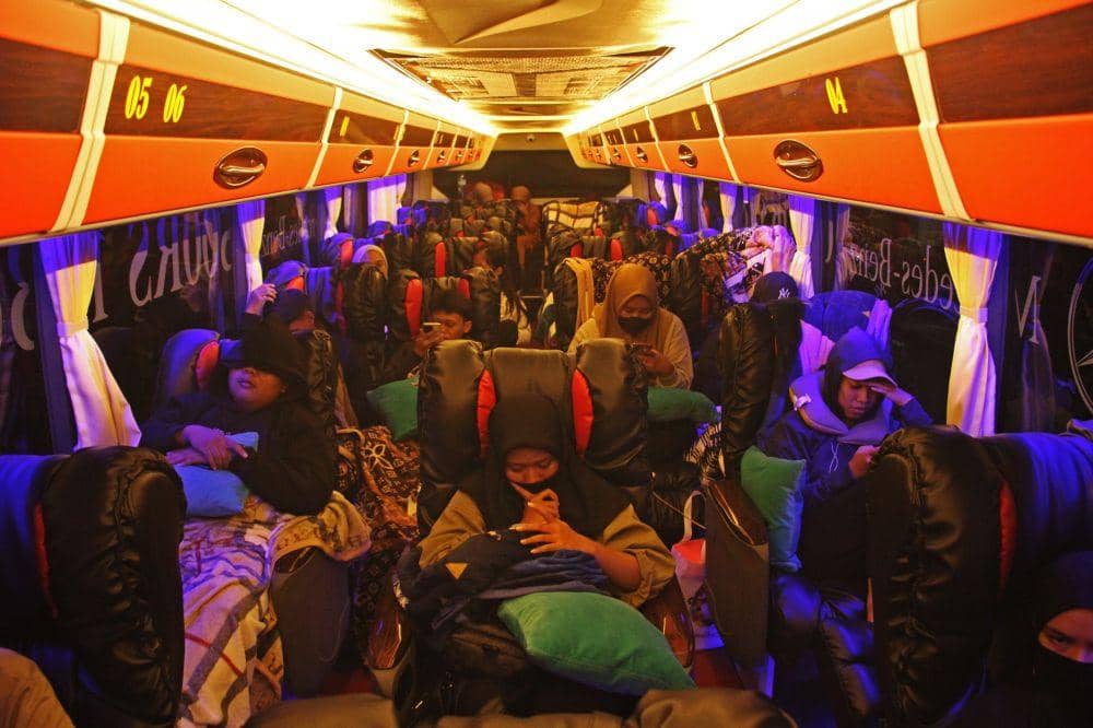 Sejumlah penumpang berada di dalam bus yang akan berangkat (ANTARA FOTO/Arnas Padda)