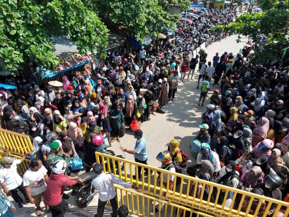 Sejumlah pemudik mengatre untuk masuk ke kapal feri tujuan Kabupaten Konawe Kepulauan di Pelabuhan Batu, Kendari, Sulawesi Tenggara, Rabu (19/4/2023). ANTARA FOTO/Jojon/YU