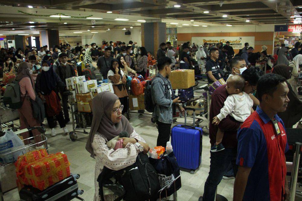 Sejumlah penumpang mengantre untuk melakukan "check in" di Bandara Sultan Hasanuddin di Makassar, Sulawesi Selatan, Rabu (19/4/2023). ANTARA FOTO/Arnas Padda/YU