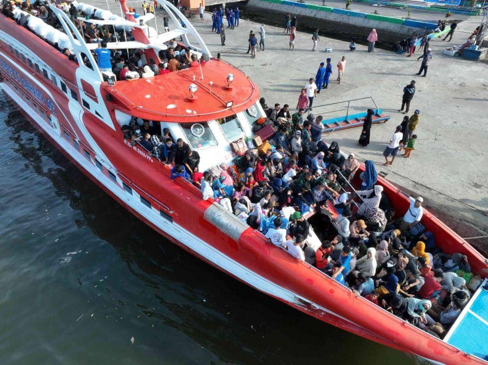 Sejumlah pemudik berada diatas kapal penumpang tujuan Muna dan Baubau di Pelabuhan Nusantara Kendari, Kendari, Sulawesi Tenggara, Rabu (19/4/2023). ANTARA FOTO/Jojon/YU