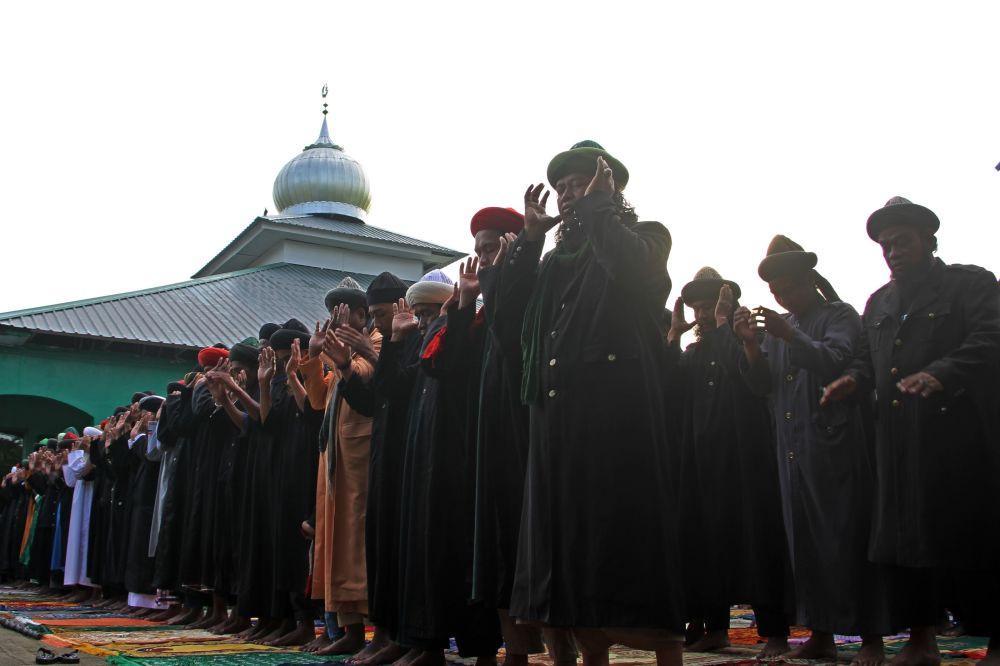 Jamaah An Nadzir melaksanakan Shalat Idul Fitri 1444 H di Kampung Butta Ejayya, Kabupaten Gowa, Sulawesi Selatan, Jumat (21/4/2023). ANTARA FOTO/Arnas Padda/rwa.