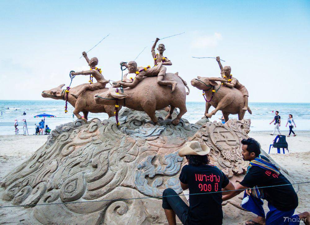 potret pembuatan Chedi Sai di Festival Wan Lai (https://www.thaizer.com/)
