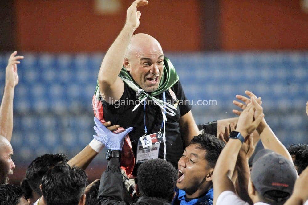 Pelatih PSM Makassar Bernardo Tavares merayakan keberhasilan menjadi juara BRI Liga 1 2022-23 di Stadion Gelora Ratu Pamellingan Pamekasan, 31 Maret 2023. (Dok. PT Liga Indonesia Baru)