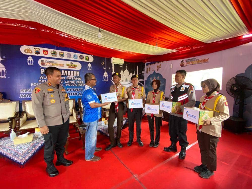 BRI Peduli Berbagi dengan Personel Gabungan Mudik di Batang
