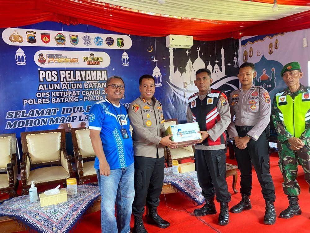 Pemimpin Cabang BRI BO Batang, Riyanto didampingi Kapolres Batang AKBP Saufi Salamun menyerahkan paket sembako kepada para petugas yang tetap bekerja selama arus mudik Lebaran 2023 di Kabupaten Batang, Kamis (20/4/2023). (dok. BRI)