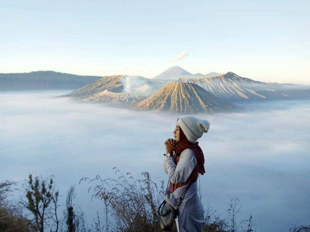 Wisatawan di Gunung Bromo. (combonghiduong.com)