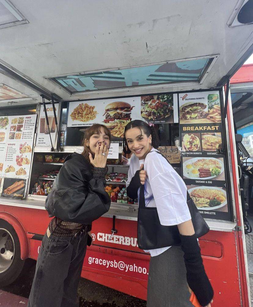 Lisa dan Rosalia (instagram.com/rosalia.vt)