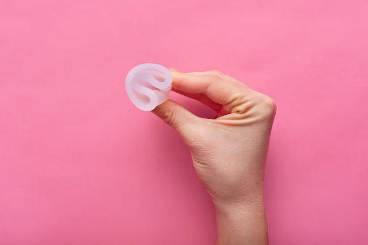 Ilustrasi menstrual cup fleksibel (Freepik.com/ user18526052)