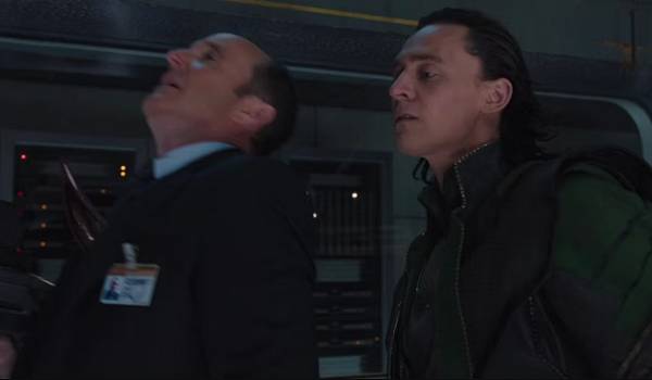 Loki menikam Agent Coulson (dok. Marvel Studios/The Avengers)