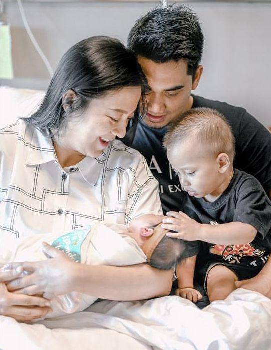 potret keluarga kecil Chelzea (instagram.com/chelzeaverhoeven)