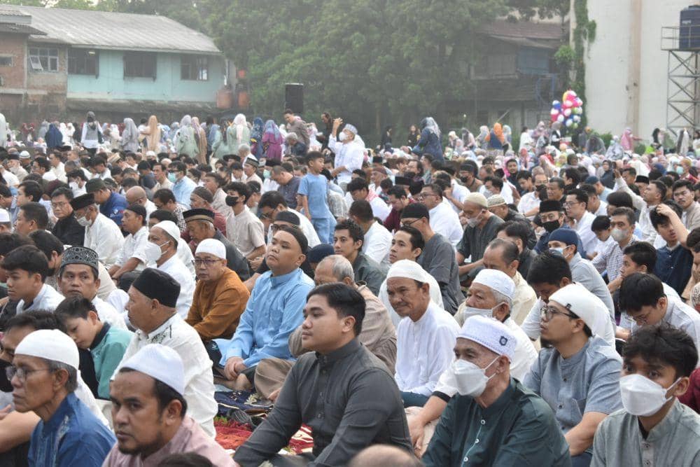 Ribuan Warga Antusias Ikut Salat Idul Fitri di Lapangan Lodaya