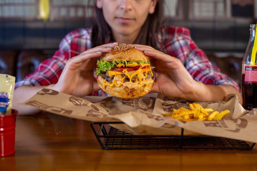 ilustrasi junk food (unsplash.com/Enis Yavuz)