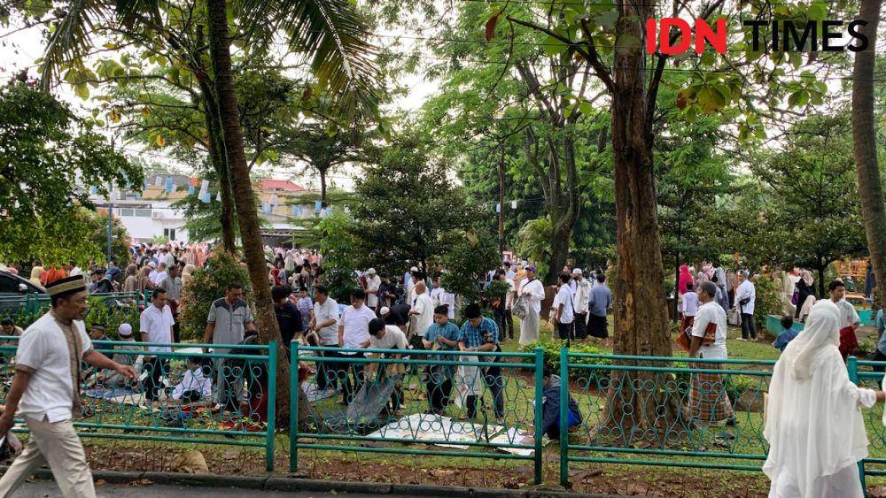 Saking penuhnya, jemaah melaksanakan salat Ied di taman dekat masjid (IDN Times/Fadhliansyah)