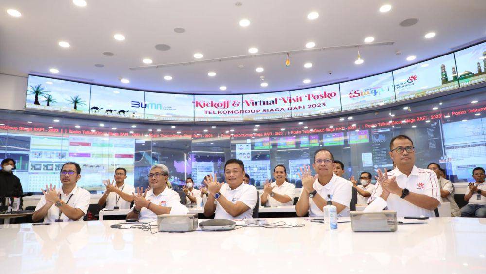 Direktur Utama Telkom Ririek Adriansyah (tengah) didampingi oleh Direktur Keuangan dan Manajemen Risiko Telkom Heri Supriadi (kedua dari kanan), Direktur Network & IT Solution Telkom Herlan Wijanarko (kedua dari kiri), dan Direktur Strategic Portfolio Telkom Budi Setyawan Wijaya (paling kanan) melakukan kickoff visit Posko TelkomGroup Siaga RAFI 2023, di Jakarta (18/4/2023). (Dok. Telkom)