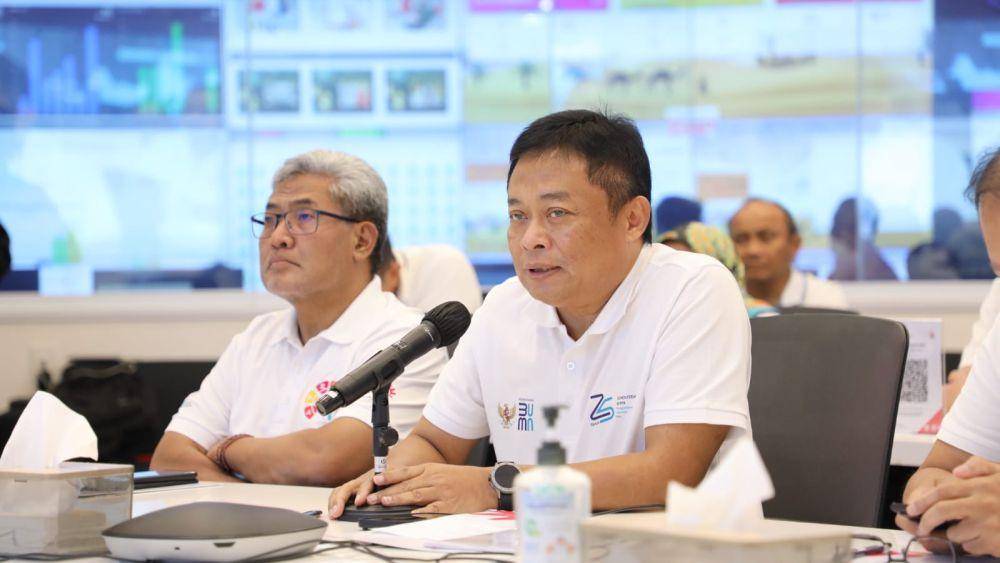 Dalam kunjungannya, Direktur Utama Telkom Ririek Adriansyah (kanan) memberikan apresiasi kepada petugas posko TelkomGroup Siaga RAFI 2023 dan memastikan pengawalan keandalan jaringan telekomunikasi dan layanan pelanggan sama masa libur Lebaran 24x7. (Dok. Telkom)