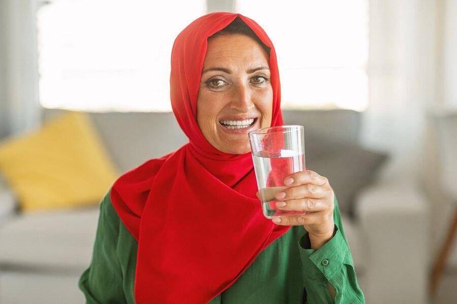 minum air putih hangat setelah makanan berat (freepik.com/prostock-studio)