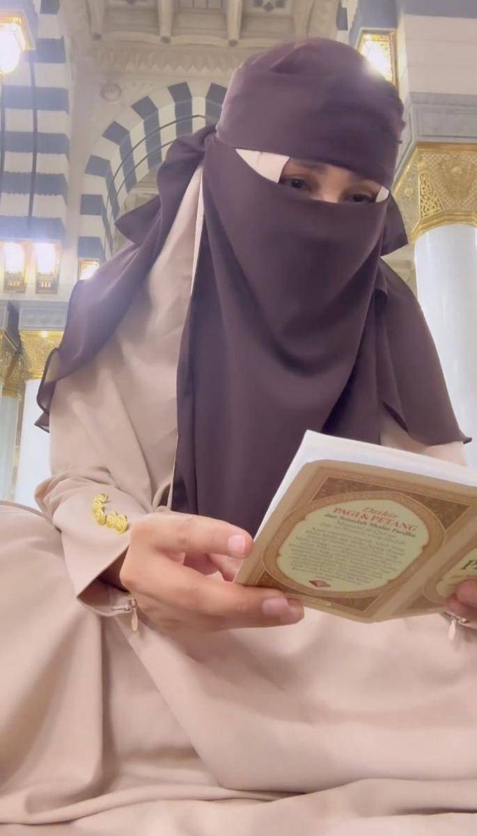 potret Isa Zega umrah (instagram.com/zega_real)