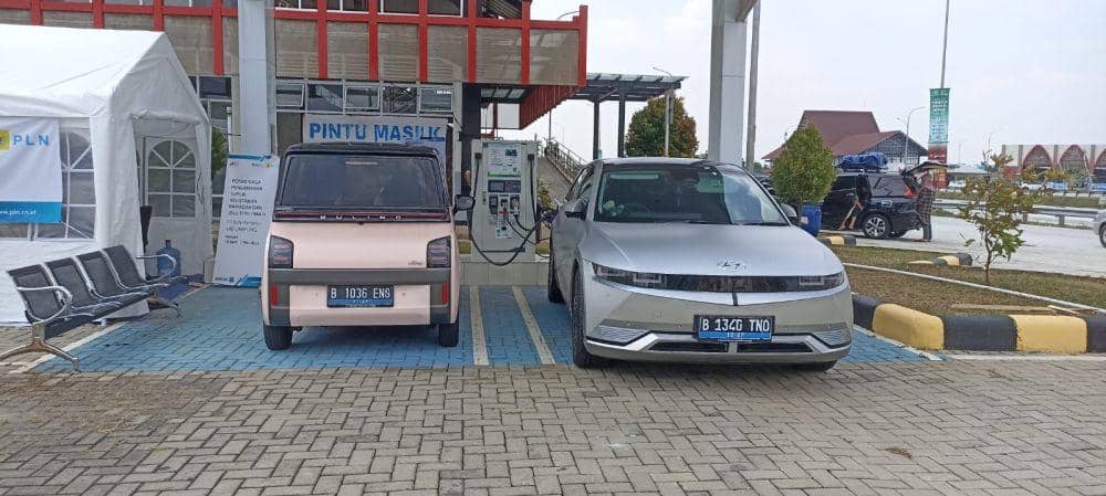 Kisah Pemudik Nikmati Posko Siaga PLN, Ada Isi Baterai Mobil Listrik