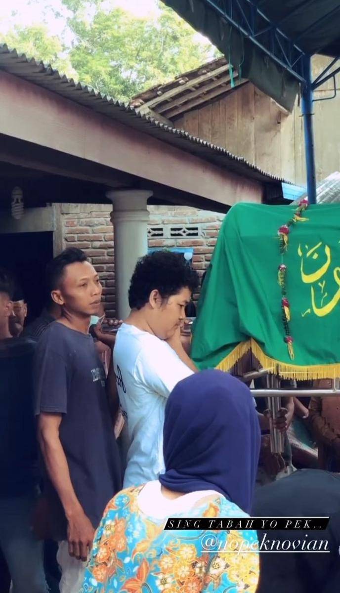 potret Nopek Novian di pemakaman ibunya (instagram.com/arif_alfiansyah)
