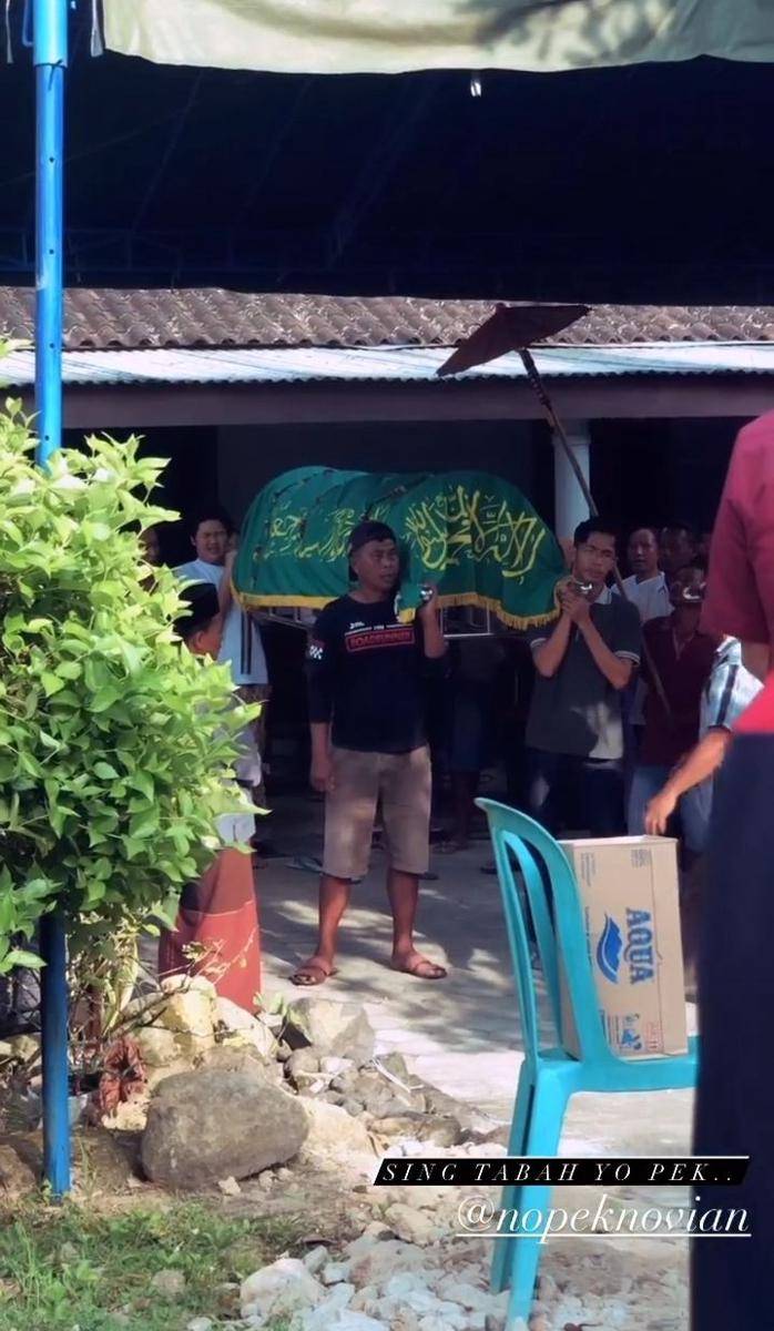 potret Nopek Novian di pemakaman ibunya (instagram.com/arif_alfiansyah)
