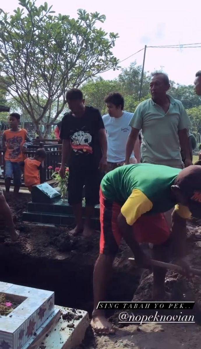 Potret Nopek Novian di pemakaman ibunya