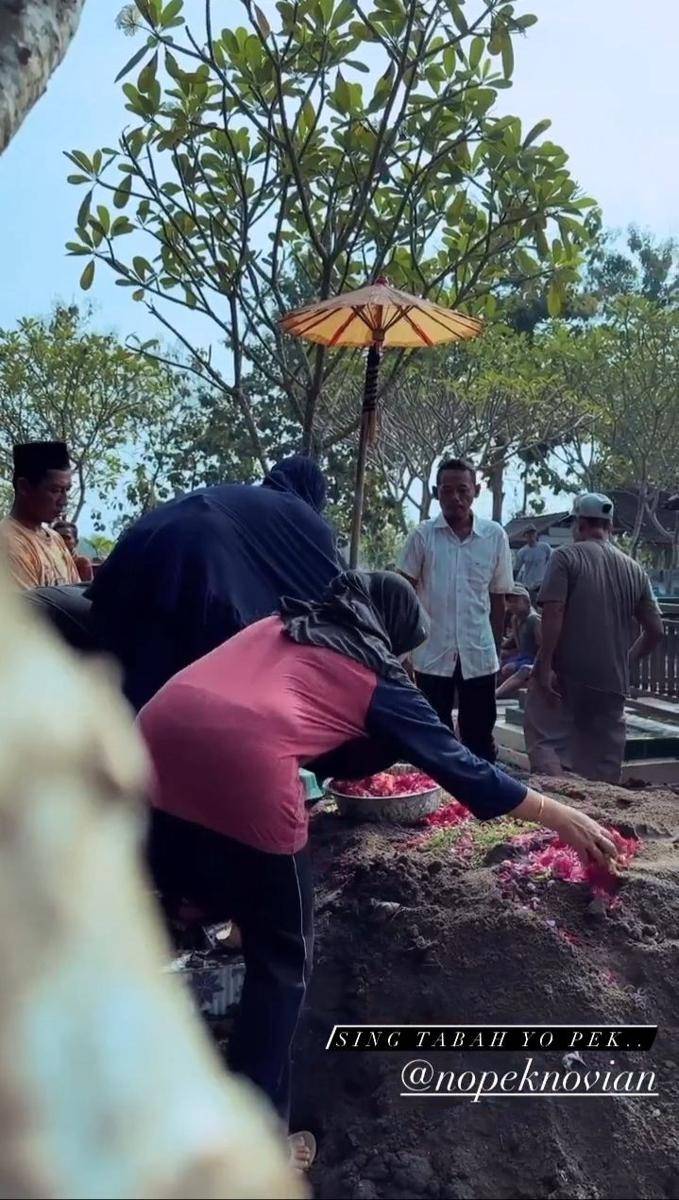 potret Nopek Novian di pemakaman ibunya (instagram.com/arif_alfiansyah)