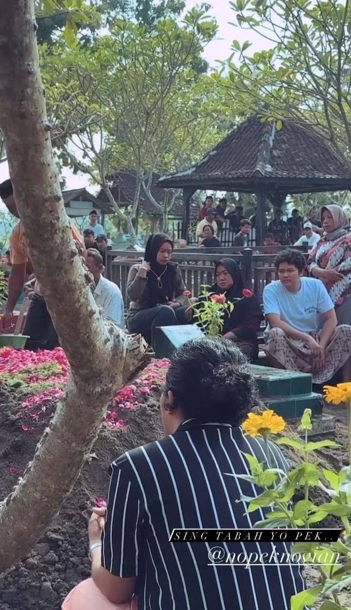 potret Nopek Novian di pemakaman ibunya (instagram.com/arif_alfiansyah)