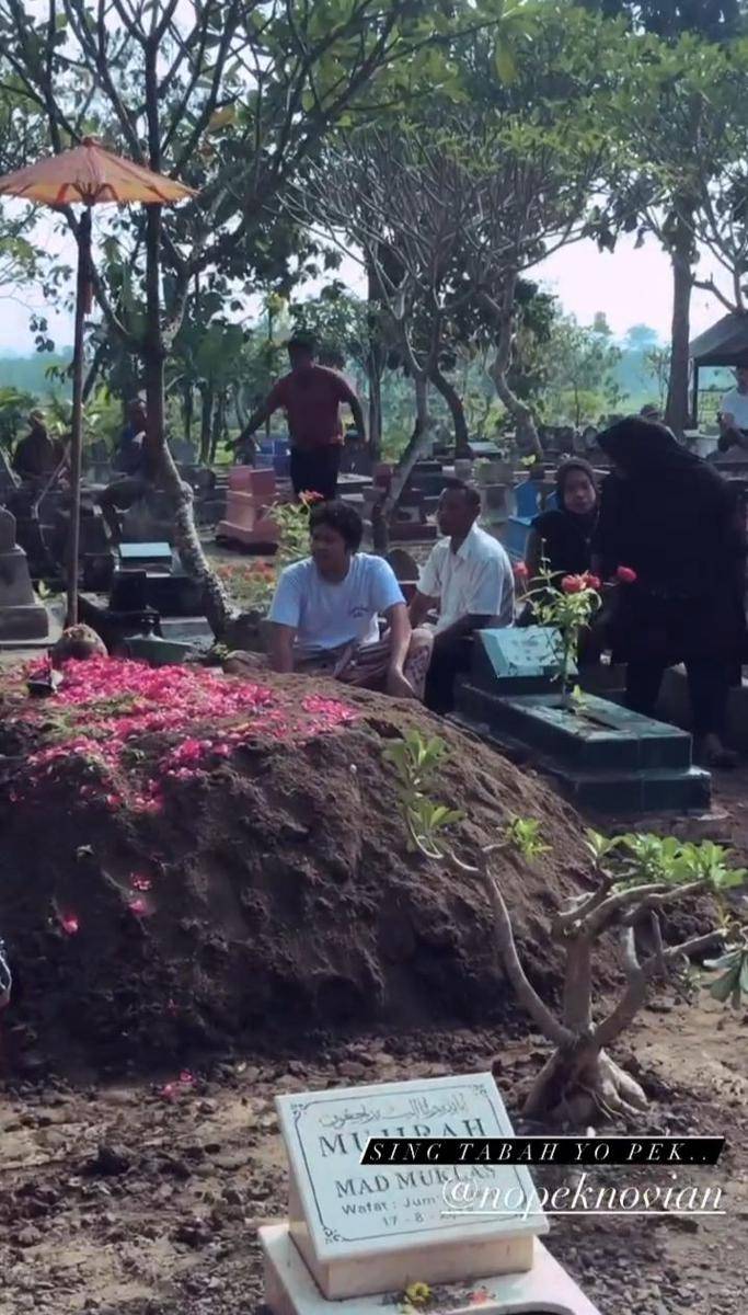 potret Nopek Novian di pemakaman ibunya (instagram.com/arif_alfiansyah)
