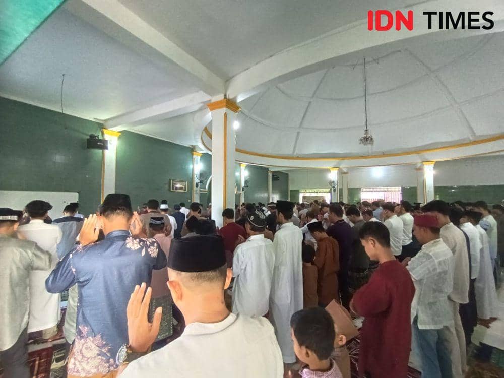 Ribuan warga Muhammadiyah di Kota Bandar Lampung melaksanakan Salat Idul Fitri 1444 Hijriah di Masjid Muhammadiyah Baiturrahim, Jumat (21/4/2023).