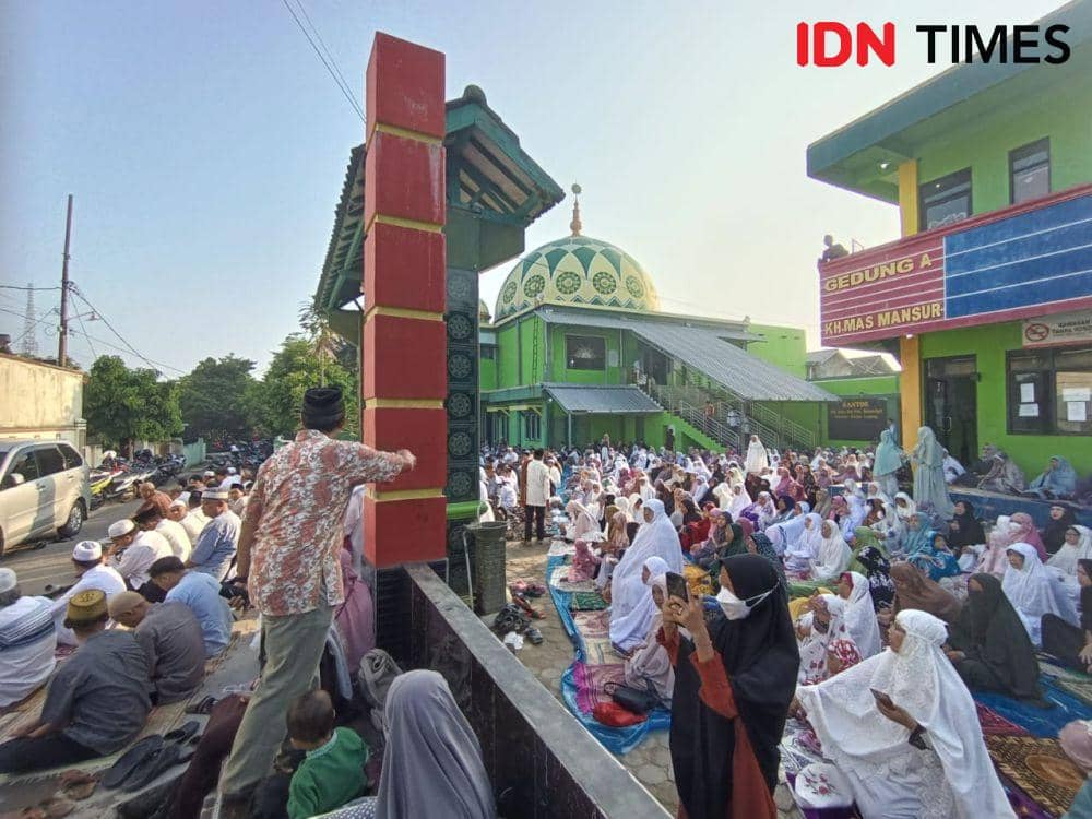 Ribuan warga Muhammadiyah di Kota Bandar Lampung melaksanakan Salat Idul Fitri 1444 Hijriah di Masjid Muhammadiyah Baiturrahim, Jumat (21/4/2023).