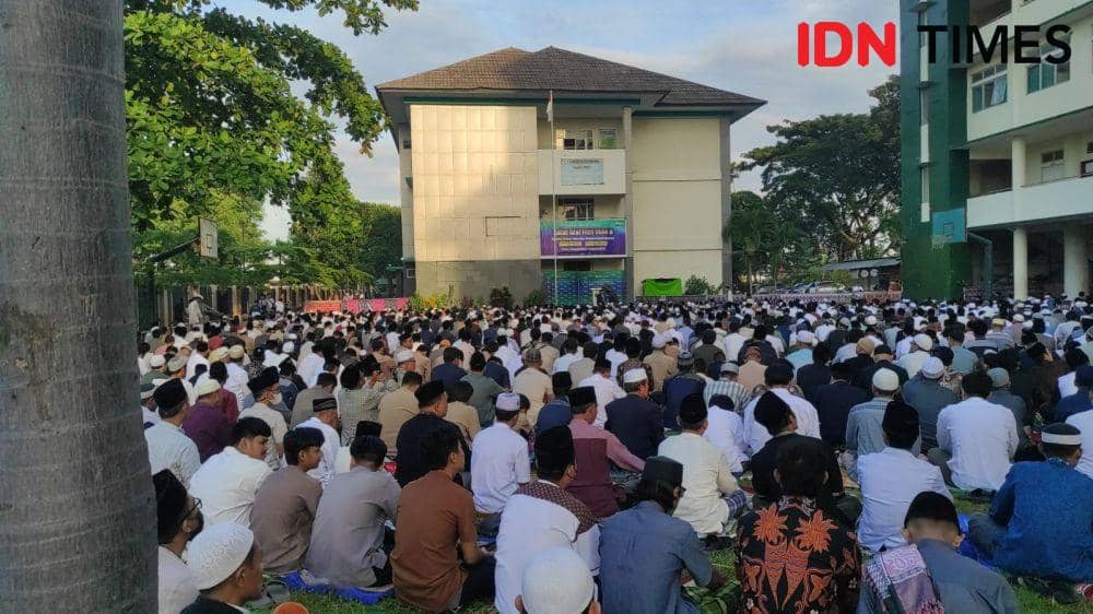 Warga Muhammadiyah Kota Mataram memadati halaman Kampus UMMAT untuk melaksanakan salat id, Jumat (21/4/2023). (IDN Times/Muhammad Nasir)