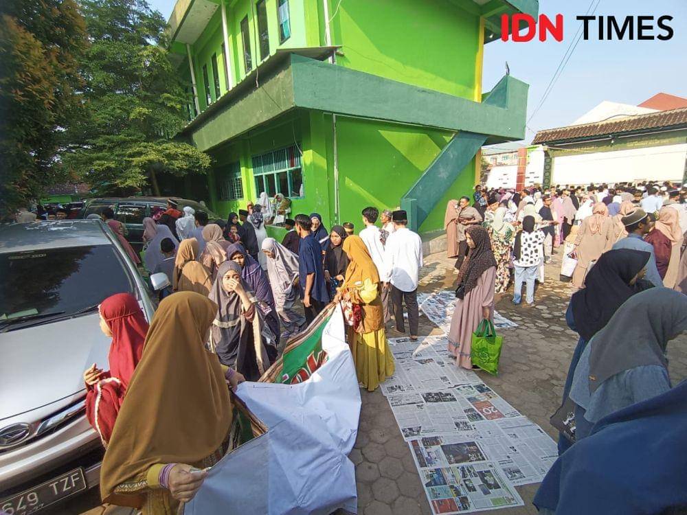 Momen warga Muhammdiyah Bandar Lampung usai melaksanakan salat Idul Fitri 1444 H di Masjid Muhammadiyah Baiturrahim, Jumat (21/4/2023). (IDN Times/Tama Yudha Wiguna).