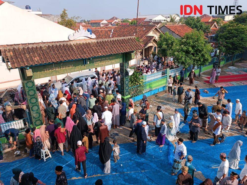 Momen warga Muhammdiyah Bandar Lampung usai melaksanakan salat Idul Fitri 1444 H di Masjid Muhammadiyah Baiturrahim, Jumat (21/4/2023). (IDN Times/Tama Yudha Wiguna).