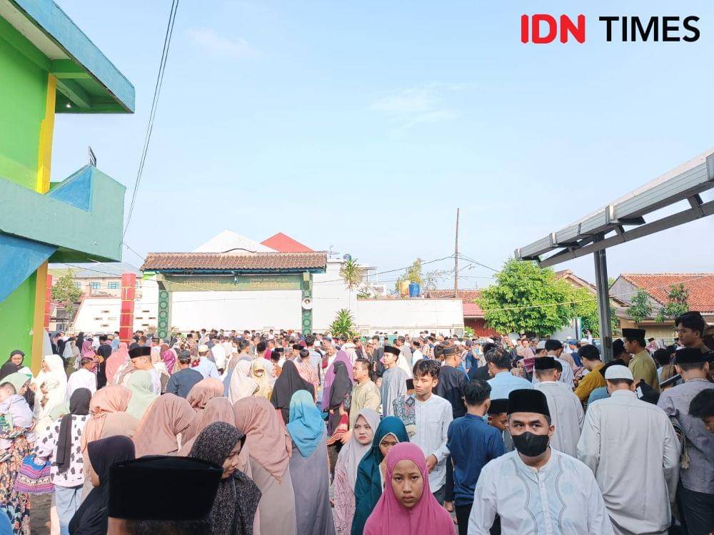 Momen warga Muhammdiyah Bandar Lampung usai melaksanakan salat Idul Fitri 1444 H di Masjid Muhammadiyah Baiturrahim, Jumat (21/4/2023). (IDN Times/Tama Yudha Wiguna).
