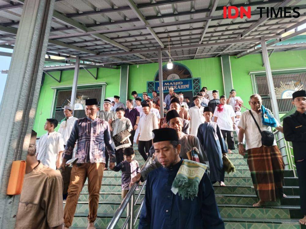 Momen warga Muhammdiyah Bandar Lampung usai melaksanakan salat Idul Fitri 1444 H di Masjid Muhammadiyah Baiturrahim, Jumat (21/4/2023). (IDN Times/Tama Yudha Wiguna).