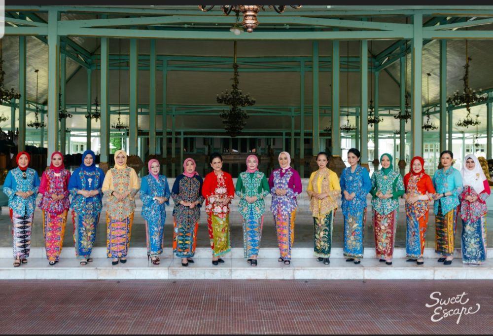 Ibu Iriana Jokowi mengenakan kebaya bersama pengurus dan anggota OASE Kabinet Indonesia Maju. (Foto: Sweet Escape untuk IDN Times)