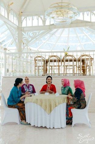 Ibu Iriana Jokowi dan pengurus OASE KIM saat berbincang dengan Pemimpin Redaksi IDN Times Uni Lubis. (Foto: Sweet Escape)
