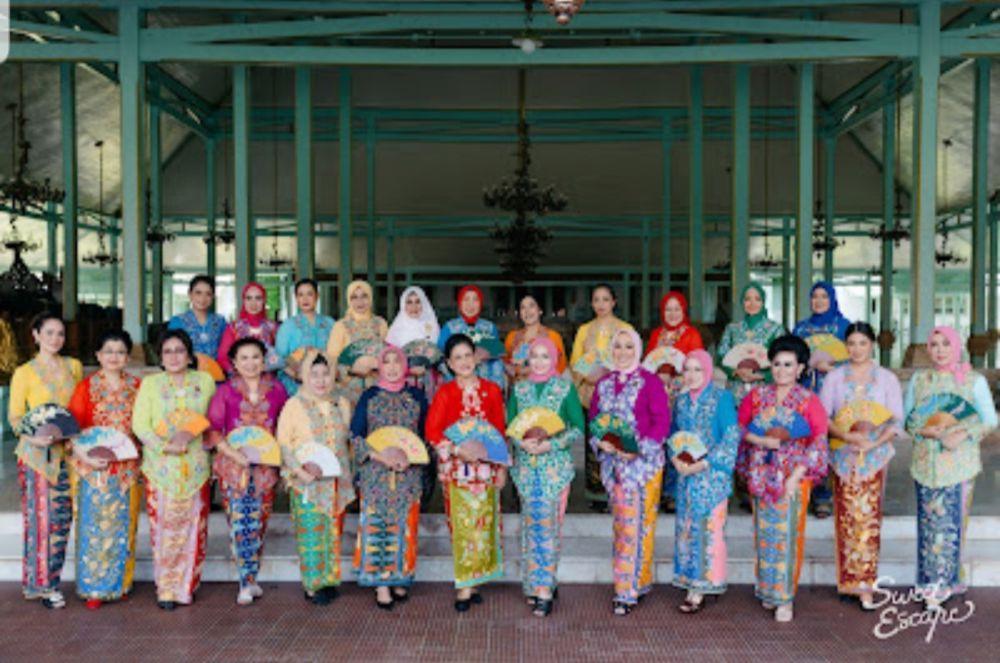 Ibu Iriana Jokowi mengenakan kebaya bersama pengurus dan OASE Kabinet Indonesia Maju. (Sweet Escape untuk IDN Times)