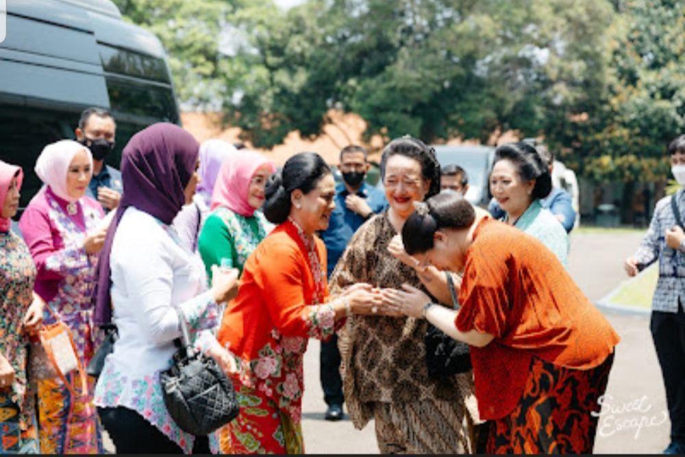 Ibu Iriana Jokowi saat tiba di Pura Mangkunegara, Solo. (Foto: Sweet Escape)